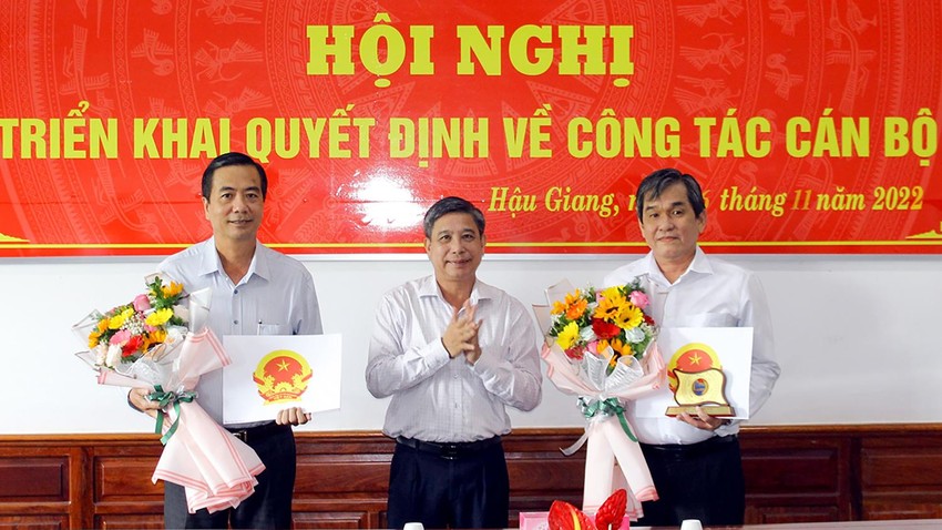 Đồng chí Đồng Văn Thanh (giữa), Phó Bí thư Tỉnh ủy, Chủ tịch UBND tỉnh, trao quyết định về công tác cán bộ.